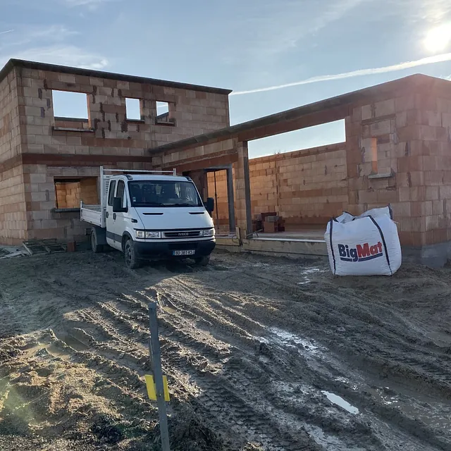 camion devant maison